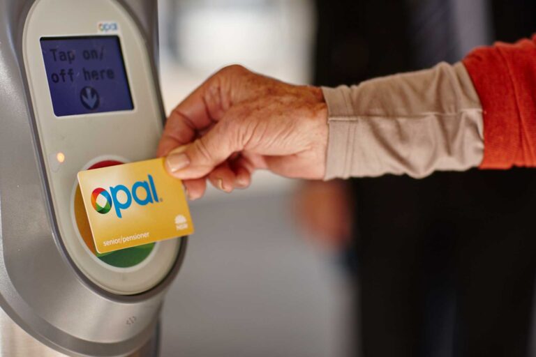 Easier access to public transport discounts for 800,000 seniors